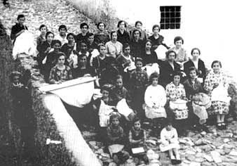 Ricamatrici: Caccuri, Calabria, Italia , 1925  Fotografia: Vincenzo FAZIO  copyright: Archivio Mario IAQUINTA
