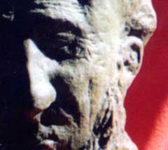 ARTE FLORENSE : La sofferenza    scultura in granito silano Pietro SPINA  copyright 2003