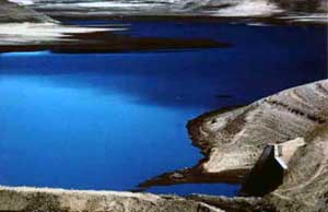 Il cielo della Sila riflesso nel Lago Ampollino  Fotografia: Francesco Saverio ALESSIO  copyright 1987