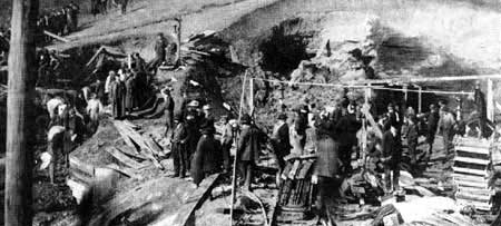 Monongah, 6 dicembre 1907: l'ingresso del pozzo n8 dopo l'esplosione